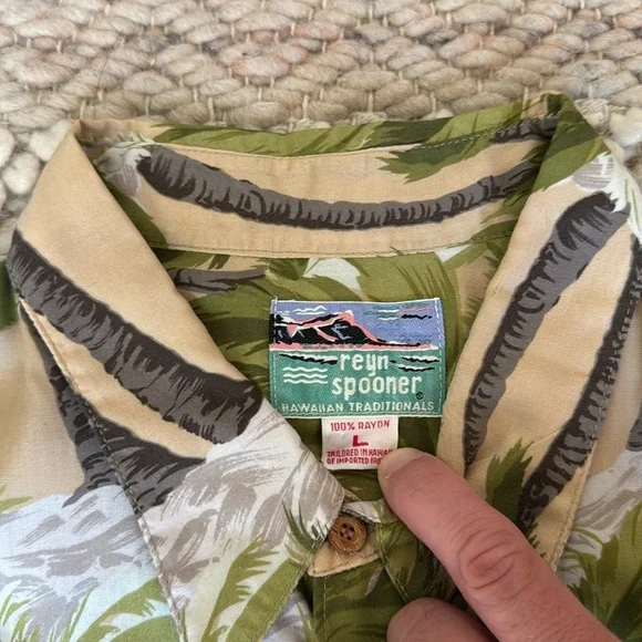 Reyn Spooner Palm Tree Print Hawaiian Tan & Green Pocket Shirt - Picture 5 of 6